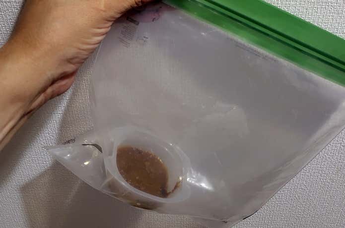 カレーを容器に入れた画像