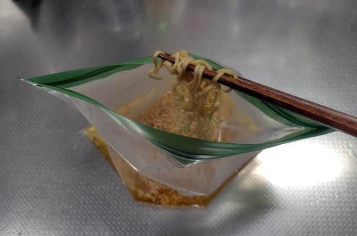 OPSAKのラーメンを箸で持ち上げた画像