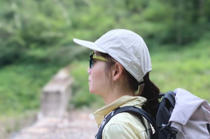 風を通す ちいさくまとまる キャップを被っている女性