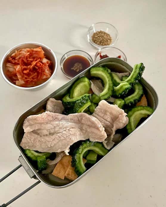 ・ゴーヤ、厚揚げ、キムチを加えてさらに炒める。
・全体に火が通ったら、焼肉のタレ、コチュジャンを加えてよく混ぜる。