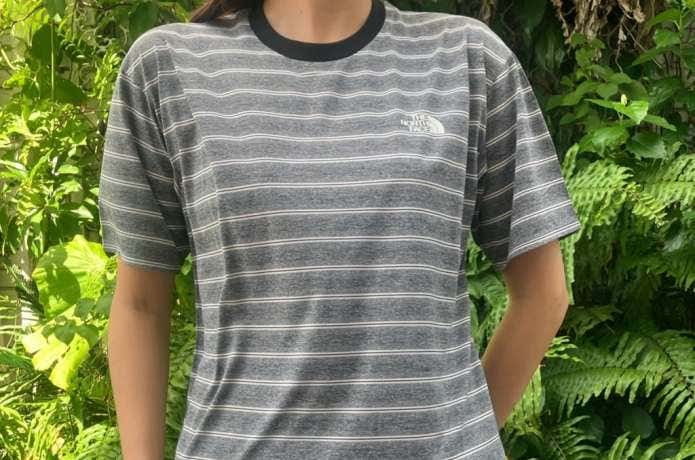 ザ・ノース・フェイスの速乾Tシャツを着用している女性