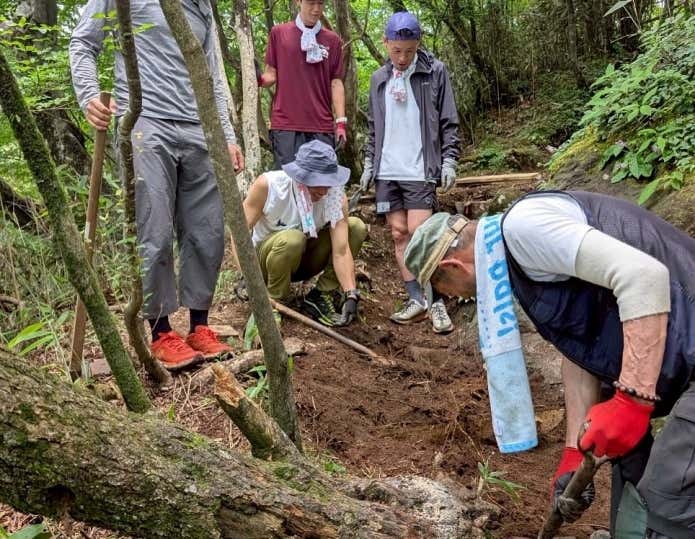 笑顔で登山道整備をする参加者