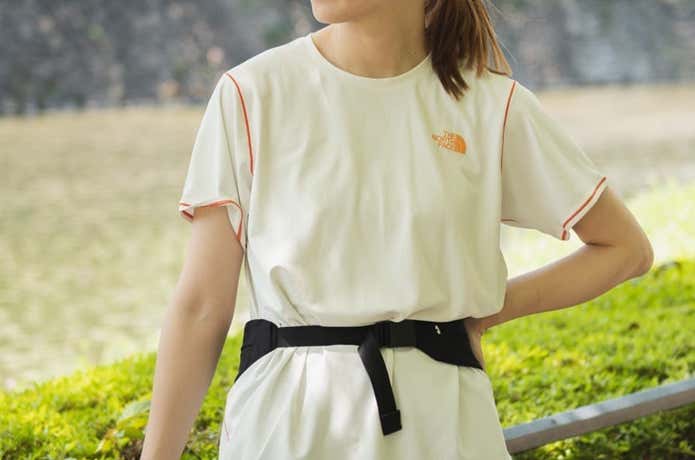 ザ・ノース・フェイスの速乾Tシャツを着用している女性ランナー