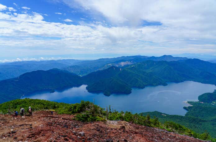 男体山山頂から中禅寺湖を眺める