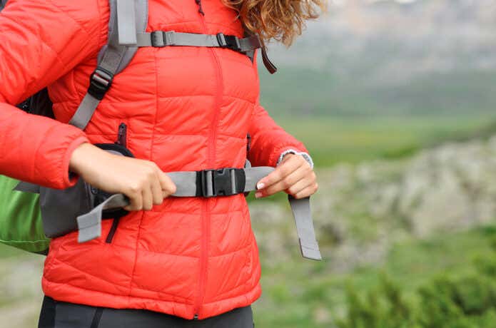 赤いの服を身に着けた登山者
