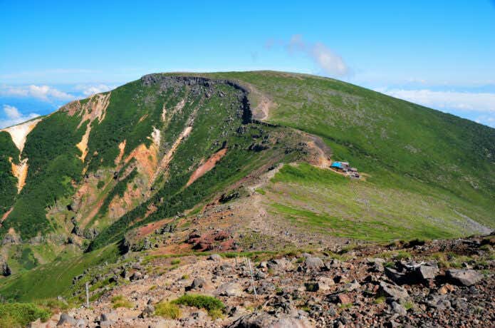 硫黄岳山荘と稜線