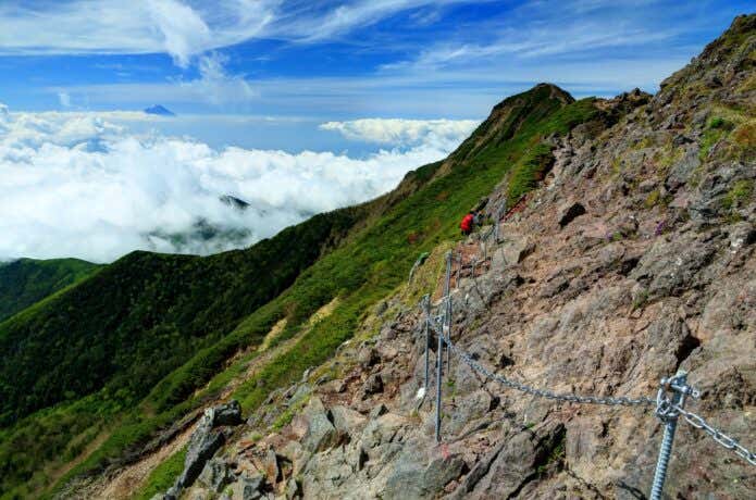 八ヶ岳連峰・横岳稜線の鎖場から見る富士山