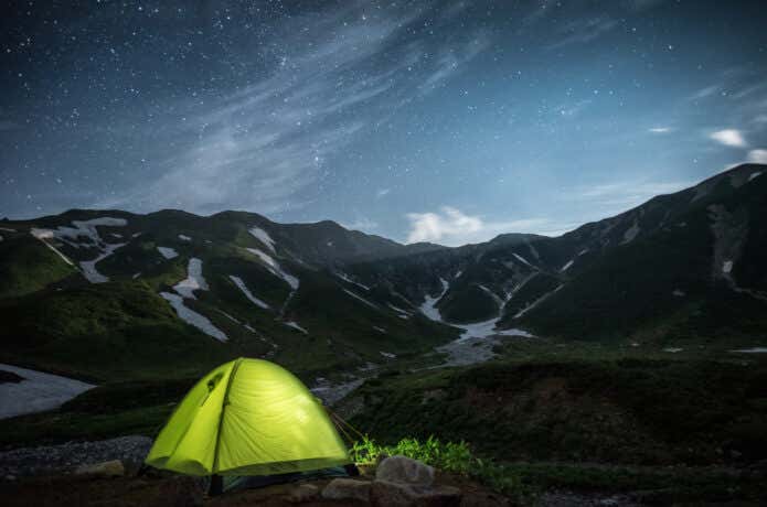 夜の山に張られたテント