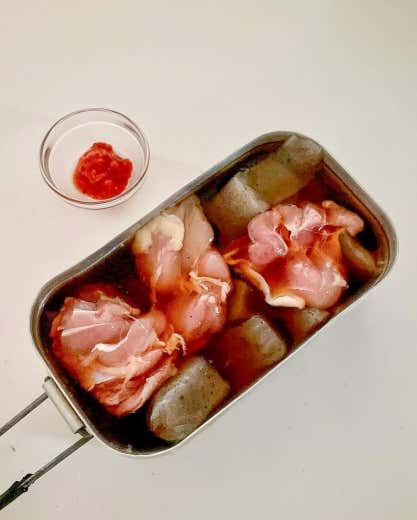 ①下ごしらえ
　こんにゃくは切るか手でちぎる。鶏肉は一口大に切る。
②煮る
　メスティンに鶏肉・こんにゃく・水を入れる。
　酒・砂糖・しょうゆ・めんつゆを加えて軽く混ぜる。
③煮込み
　フタをして弱めの中火で15-30分ほど煮る。
　途中で一度かき混ぜ、全体に味を行き渡らせる。
④仕上げ
汁気が半分ほどに煮詰まったら火を止める。
豆板醤をお好みで入れる。
そのまま少し冷まして味を染み込ませるとより美味しい。