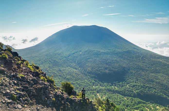 外輪山の黒斑山から望む本峰