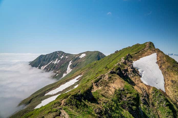 一ノ倉の荘厳な岩壁を望む絶景