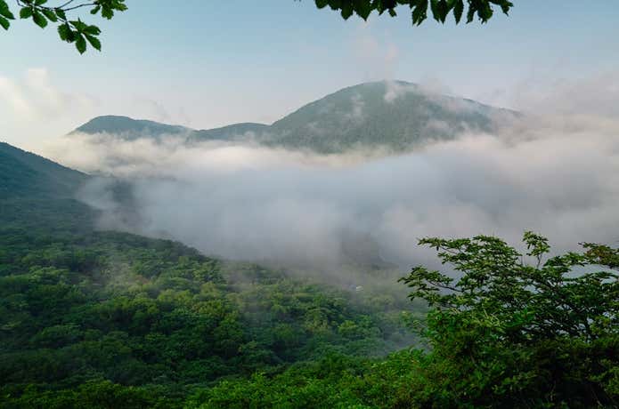 雲海の中の山岳