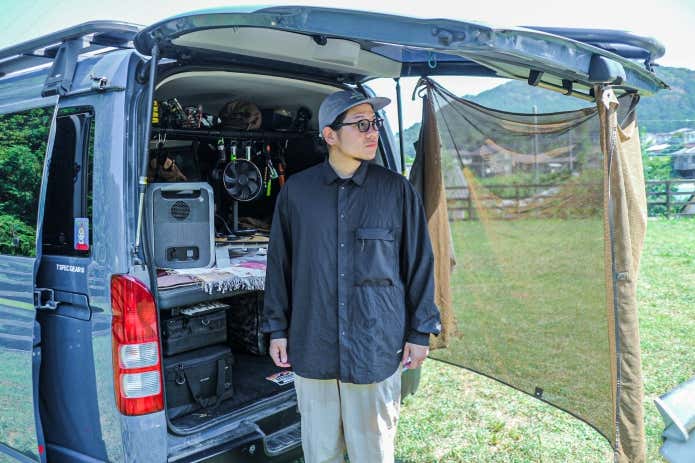 NANGA / PLC エクスカーション シャツを着たCAMP HACK編集長・松田さん