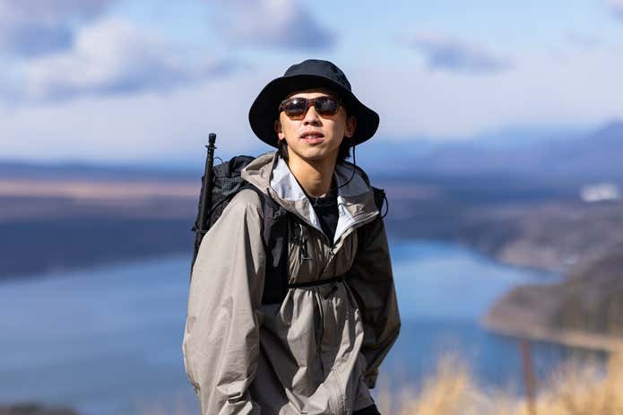 「FLOAT」OUTDOORシリーズを着用する男性