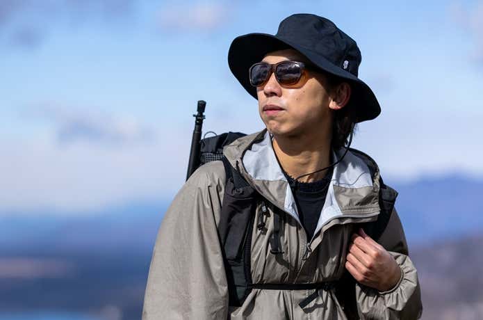 登山をする男性