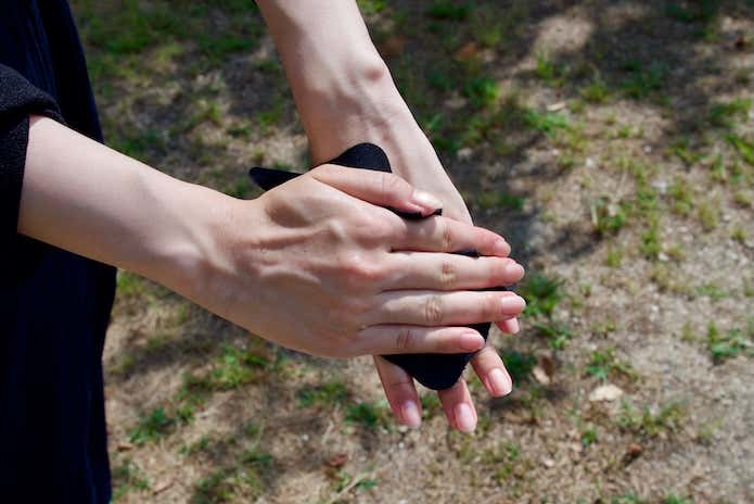濡れた手を拭う様子