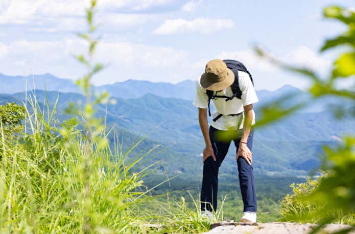 暑さにうなだれる登山者
