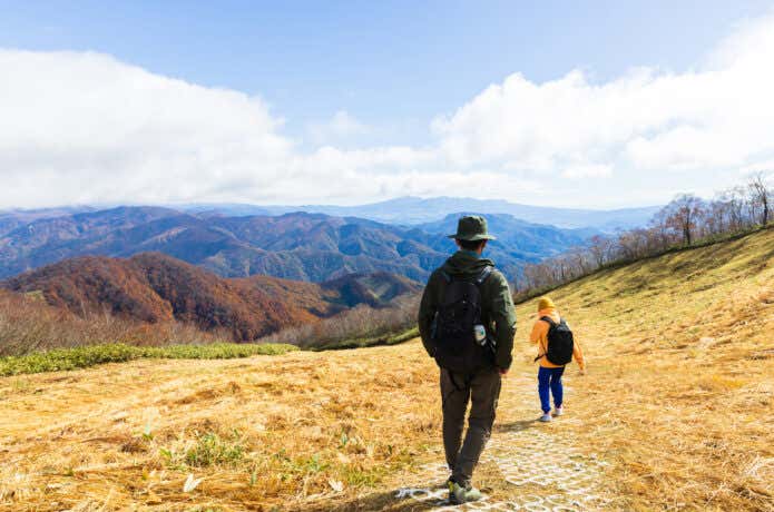山の中を普段使いのリュックを背負って歩く親子の後姿