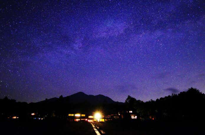 見晴の山小屋の灯と星空