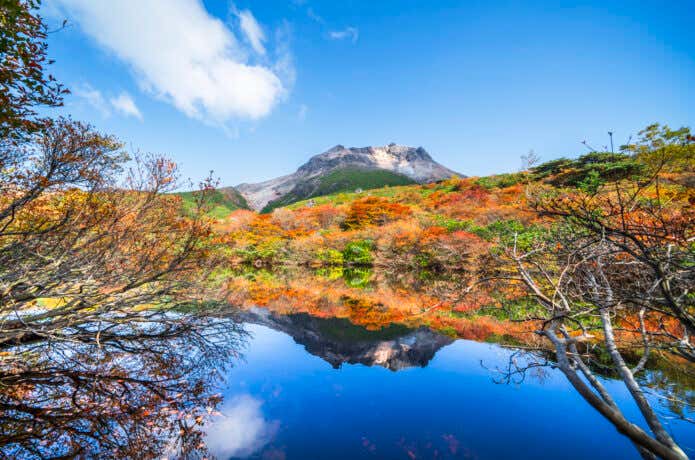 ひょうたん池に映る紅葉の逆さ茶臼岳