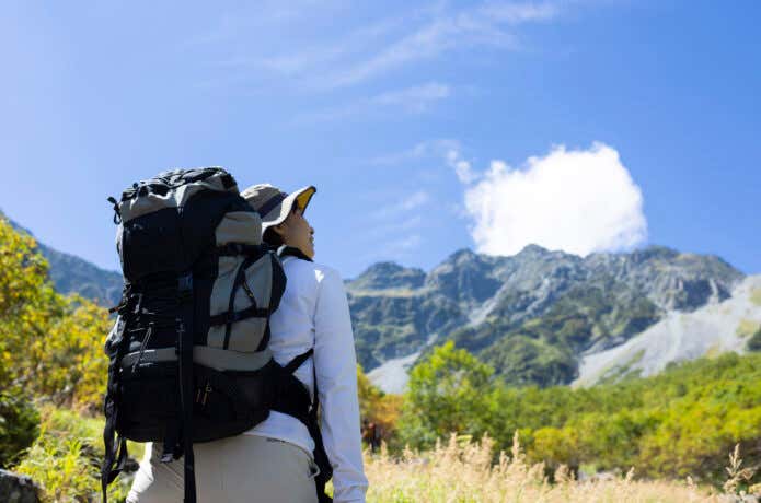 景色を楽しむ登山者