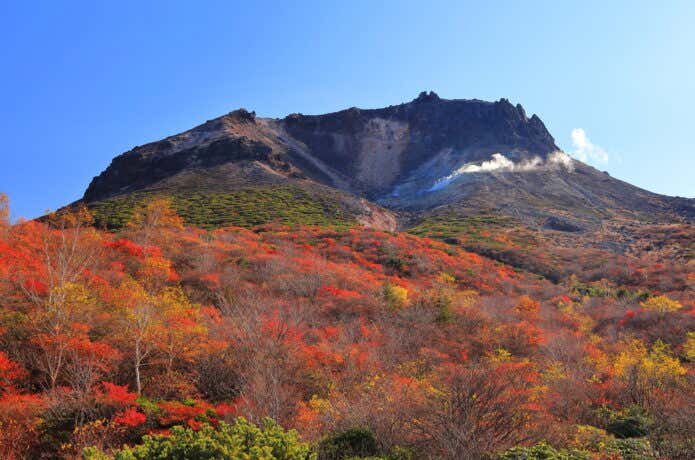 いまも噴煙をあげる茶臼岳