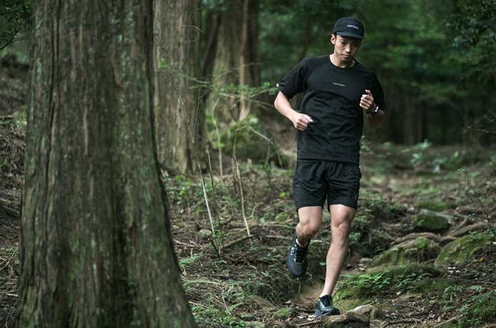 ノルディスクトレイルランニング用アパレルを着て走る人