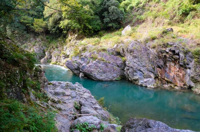 エメラルドグリーンの渓流美