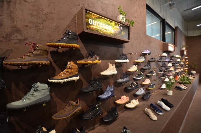 VIVOBAREFOOT TOKYOの商品陳列棚