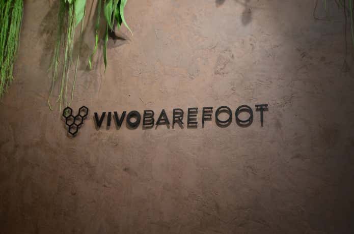 VIVOBAREFOOT TOKYOの店内ロゴ