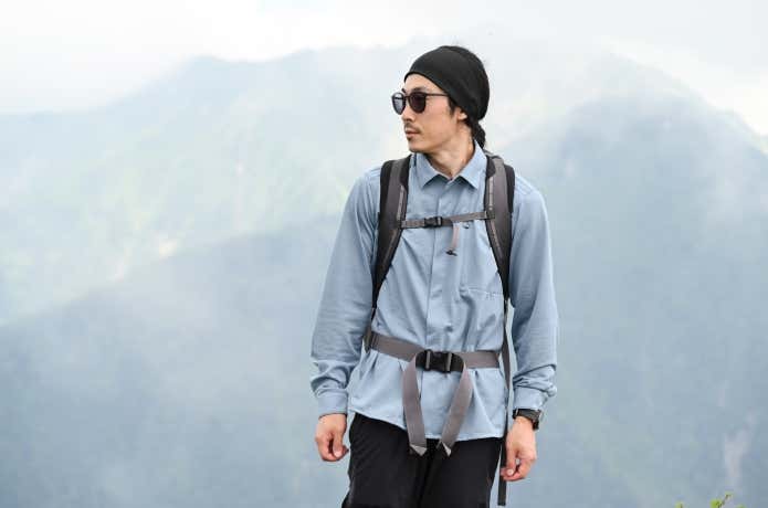 ファイントラックのラミースピンニットシャツを山で着る登山者