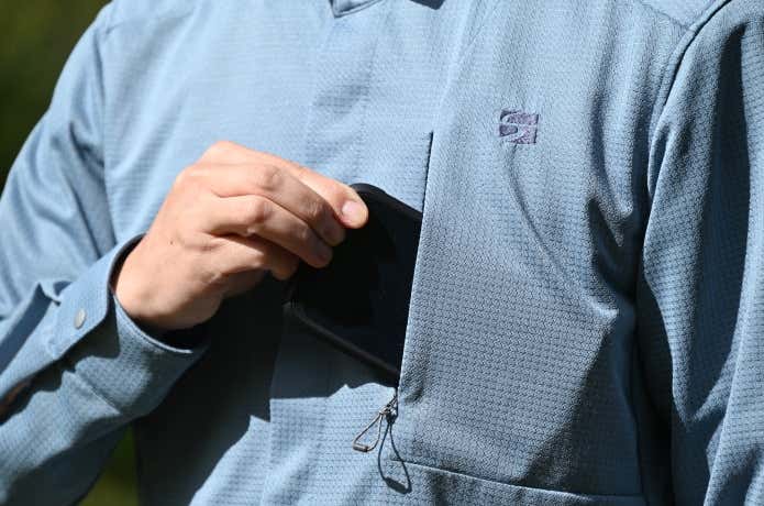 ファイントラックのラミースピンニットシャツの胸ポケット