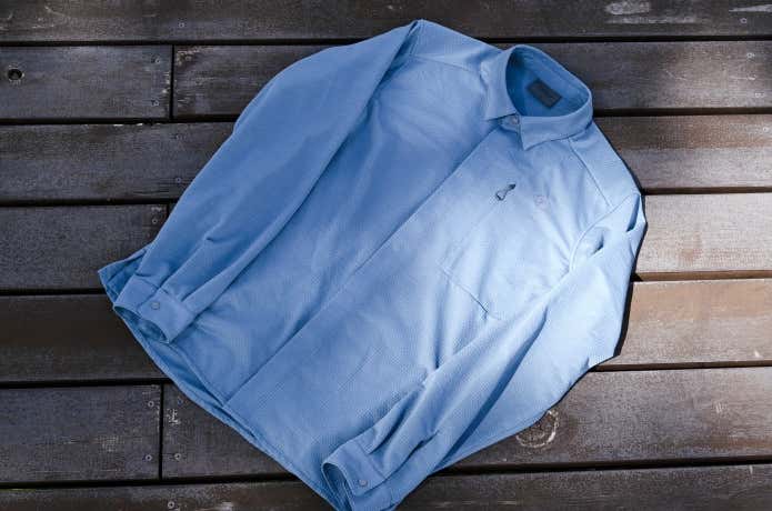 木板に置かれたファイントラックのラミースピンニットシャツ