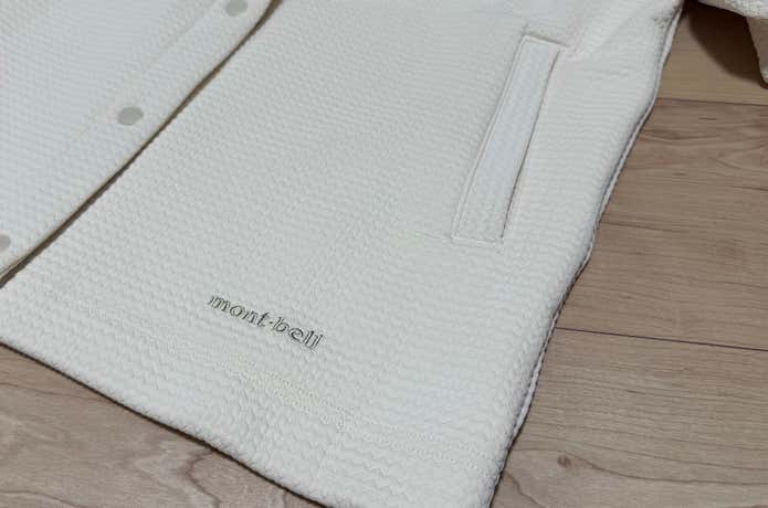 ひかえめなカラーのロゴが、腰回りについているのでコーディネートしやすい