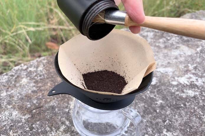 ハケを使用する様子