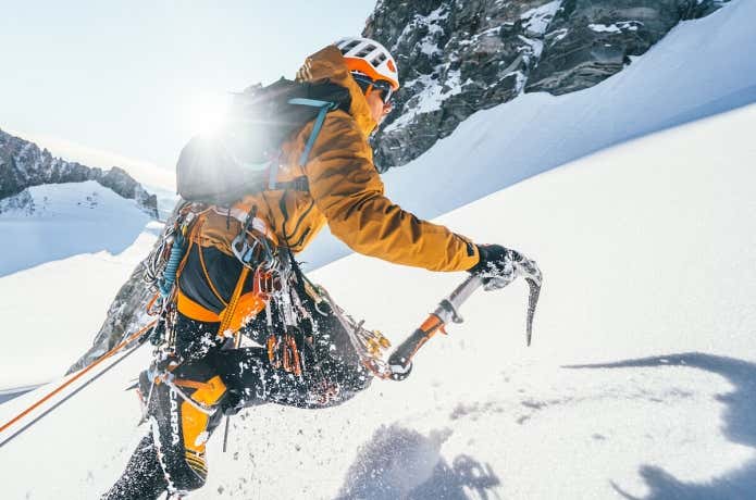 スカルパの登山靴を履いて雪山登山をする人