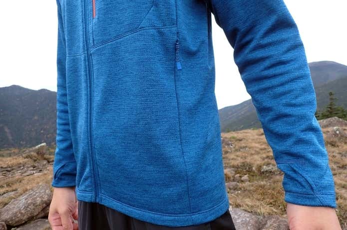 モンベルのクリマグリッドパーカのデザインをレビューする登山者