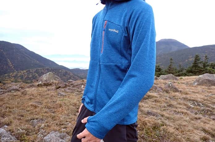 モンベルのクリマグリッドパーカの着心地をレビューする登山者