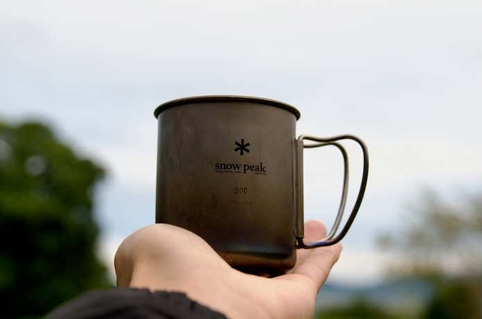 手に持ったマグカップ