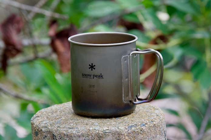 山の中に置かれたマグカップ