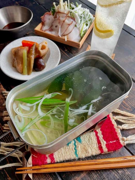 ③メスティンに火をかけて、湯立ったら、たこや野菜をじゃぶしゃぶ。お好みでポン酢を付けて召し上がれ♪
　〆はそばを入れて、めんつゆで味の調整して出来上がり。
