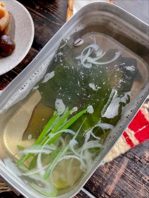 ②メスティンに水を入れ、お好みでお酒、塩（分量外）を適量入れる。