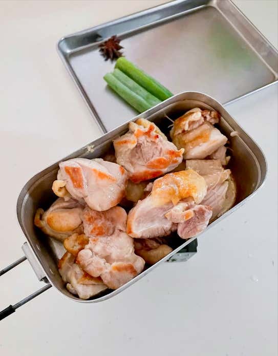 ①下ごしらえ
鶏もも肉は一口大に切る。ゆで卵は殻をむいておく。しょうが、にんにくはスライスする②焼く
メスティンにごま油を入れ、鶏肉を皮目から焼く。
両面がこんがり焼く。