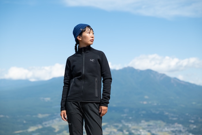 カイヤナイトを着る女性