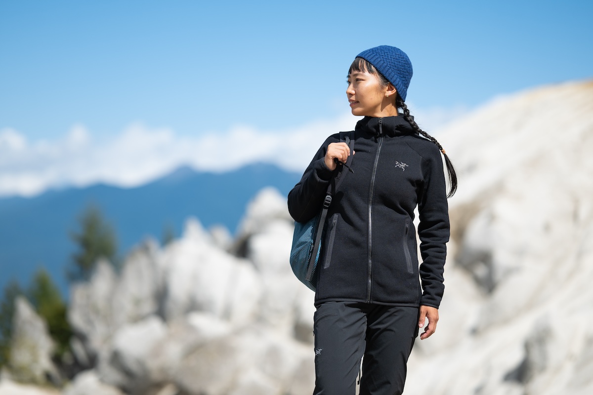 カイヤナイトを着る女性