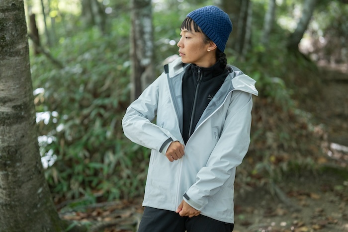 カイヤナイトを着る女性