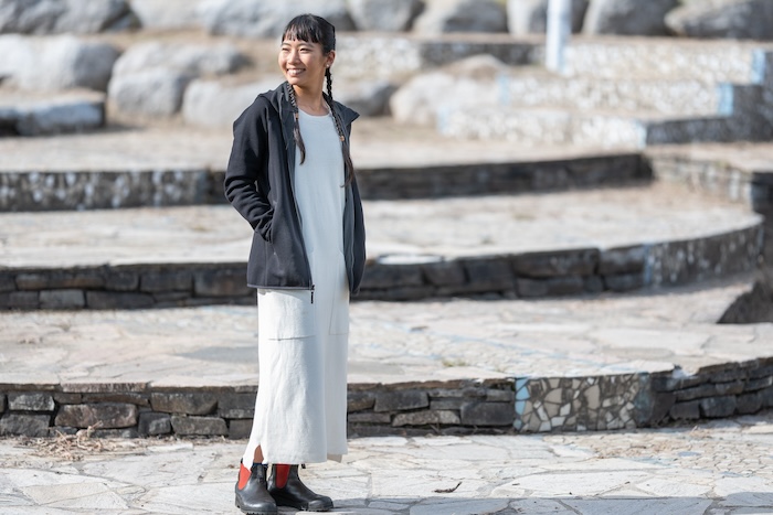 カイヤナイトを着る女性