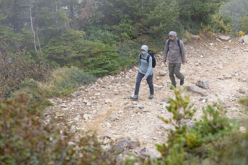 登山する男女