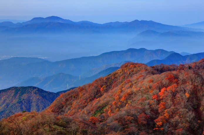 晩秋の塔ノ岳から眺める紅葉と山並み