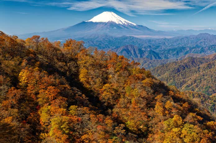 塔ノ岳からのぞむ富士山の雄大な姿